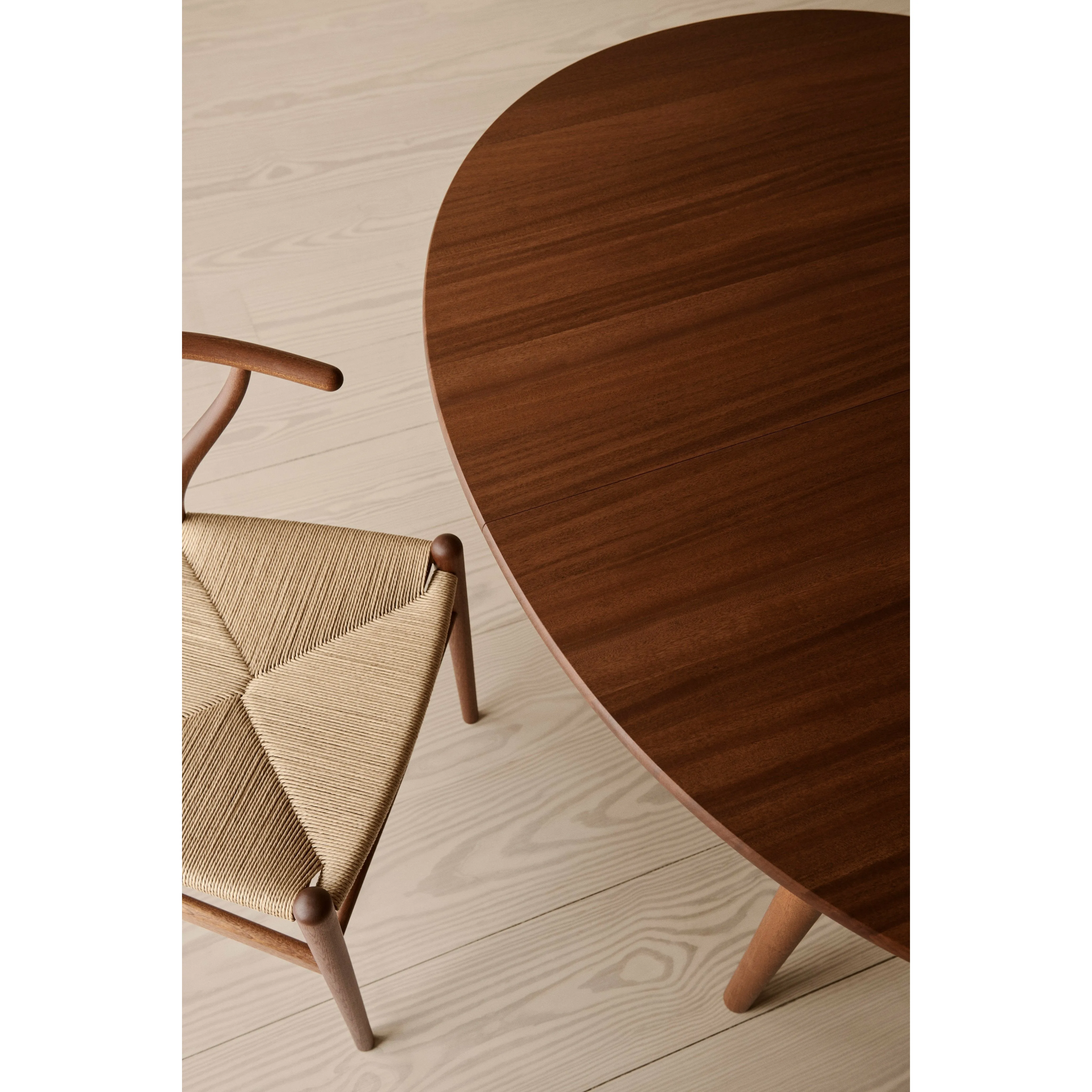 Carl Hansen Ch337 Dining Table 140x115 Cm, Mahogany Oiled