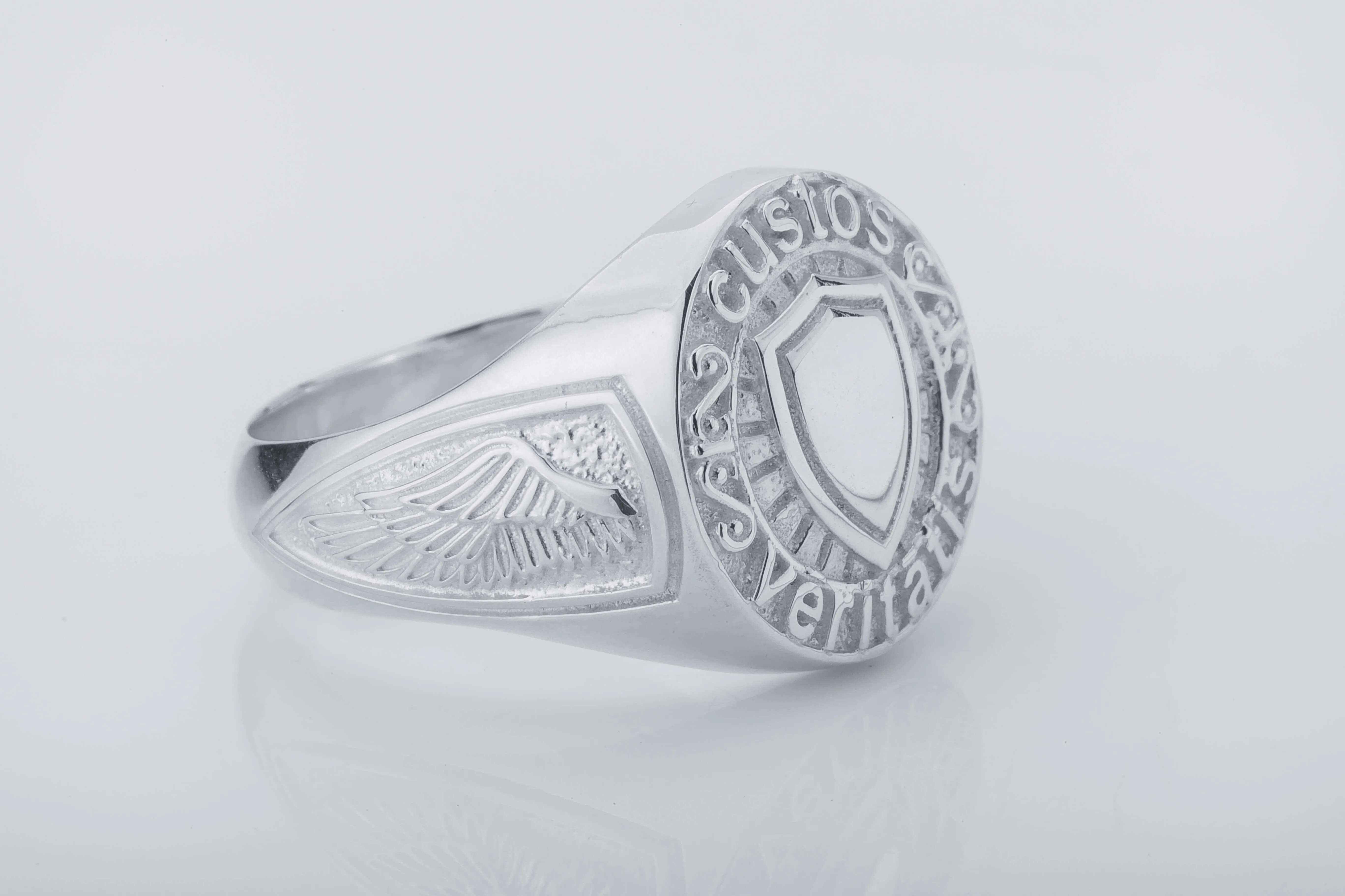 Hecho a mano el anillo del noble.