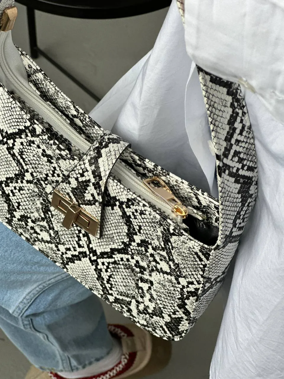 Shoulder baguette bag